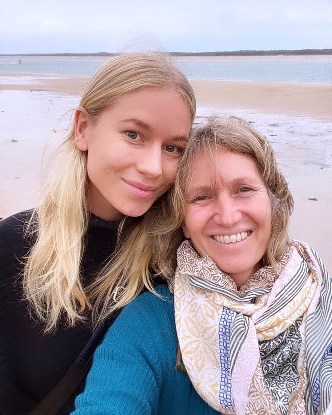 エレナー・パターソンのインスタグラム：「Bit of home & a bit of HP sauce👩‍👧❣️#mum」