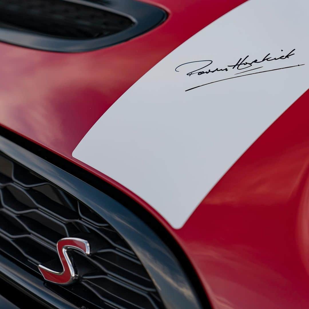 のインスタグラム：「⁣ MINI Paddy Hopkirk Edition.⁣ ⁣ チリ・レッドのボディーに、ホワイト・ルーフのコンビネーション。⁣ さらに、レーシング・スピリットが漂う片側1本のボンネット・ストライプと、グリルやリムなどに施されたブラックのパーツが、スポーティなスタイルをモダンに仕上げている。⁣ ⁣ #MINIJapan」