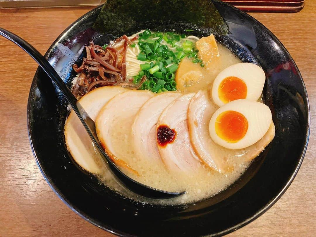 真仲りえのインスタグラム：「品川製麺所はお初でした‎🍜 細麺好きです！！ 味玉さんをトッピング。 ラーメンは正義☺️  #声優 #役者 #ラーメン #ラーメンが好き #品川製麺所 #味玉好き #細麺 #ラーメン声優 #食べるのが好き #voice actress #ポートレート #被写体 #photo」