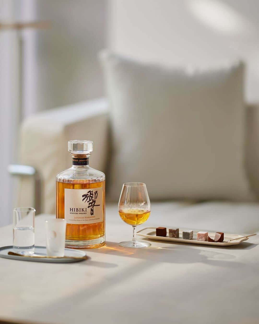 響 | SUNTORY WHISKY HIBIKIさんのインスタグラム写真 - (響 | SUNTORY WHISKY HIBIKIInstagram)「. HIBIKI TIME　～二十四節気・立春～  甘美なハーモニーが豊かな時を紡いでいく Allow the sweet harmony to weave into your indulgent time.  #hibiki #響 #二十四節気 #24seasons #立春 #risshun #初春 #earlyspring #バレンタイン #valentine #テイスティング #tasting #ひとり時間 #alonetime #ショコラ #withchocolate #pairling #ペアリング」2月8日 18時04分 - suntorywhisky_hibiki