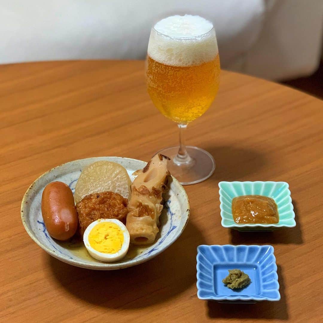 平川彩佳のインスタグラム：「. またまた寒くなってきました。 おでんであたたかく🍢 . 私は関西出身なのですが、 味噌につけて食べるのが好き。 自家製のおでん味噌を作りました。 . 作ったと言っても 味噌に砂糖と酒を混ぜただけですが。」
