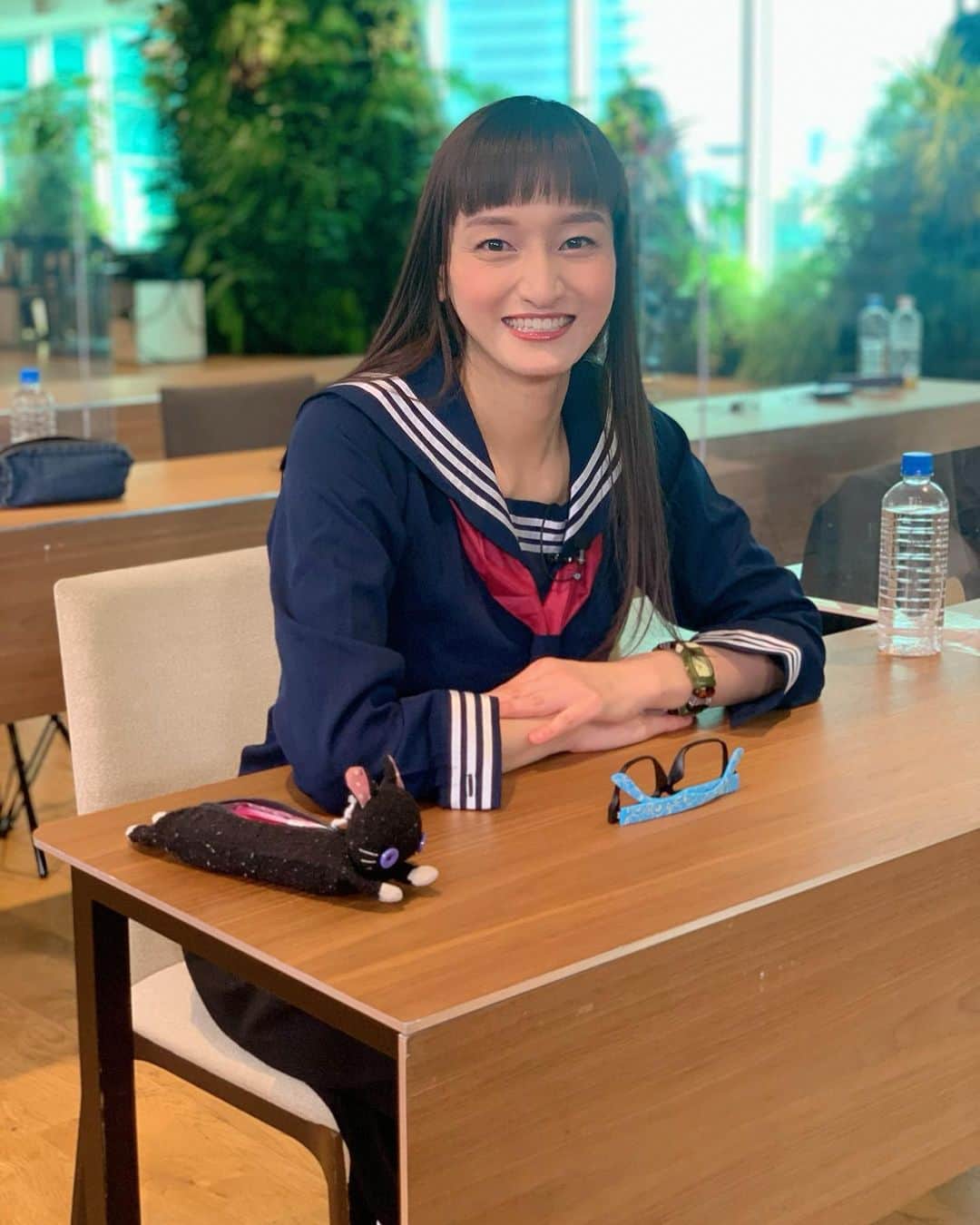 瑞羽奏都（水谷美月）のインスタグラム：「とある収録でした🚤  何年ぶりでしょう。セーラー服なんて着るのは…(笑) スカートが…ミニミニミニミニすぎてですね…ちょっとアラフォー辛すぎでして…パンツになり、結果スケバンみたいになりました😂 ちょっとメガネなんか使って、インテリっぽくしてみたはいいけど… いや〜想像以上に私…ポンコツでしたわ🤣 もうね、そのポンコツ加減に何度笑泣きした事か…。  また公開日分かりましたら、ご報告いたします🎶  #ボートレース #youtube #dmm  #セーラー服 #スケバン」