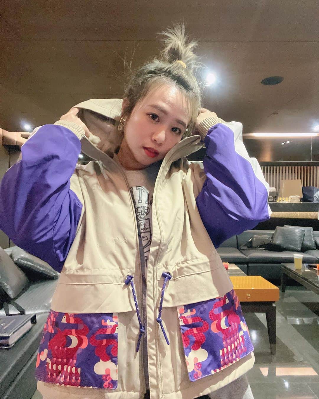 鄭茵聲のインスタグラム：「@adidas_tw  #喜氣洋洋的外套  #茵式穿搭」