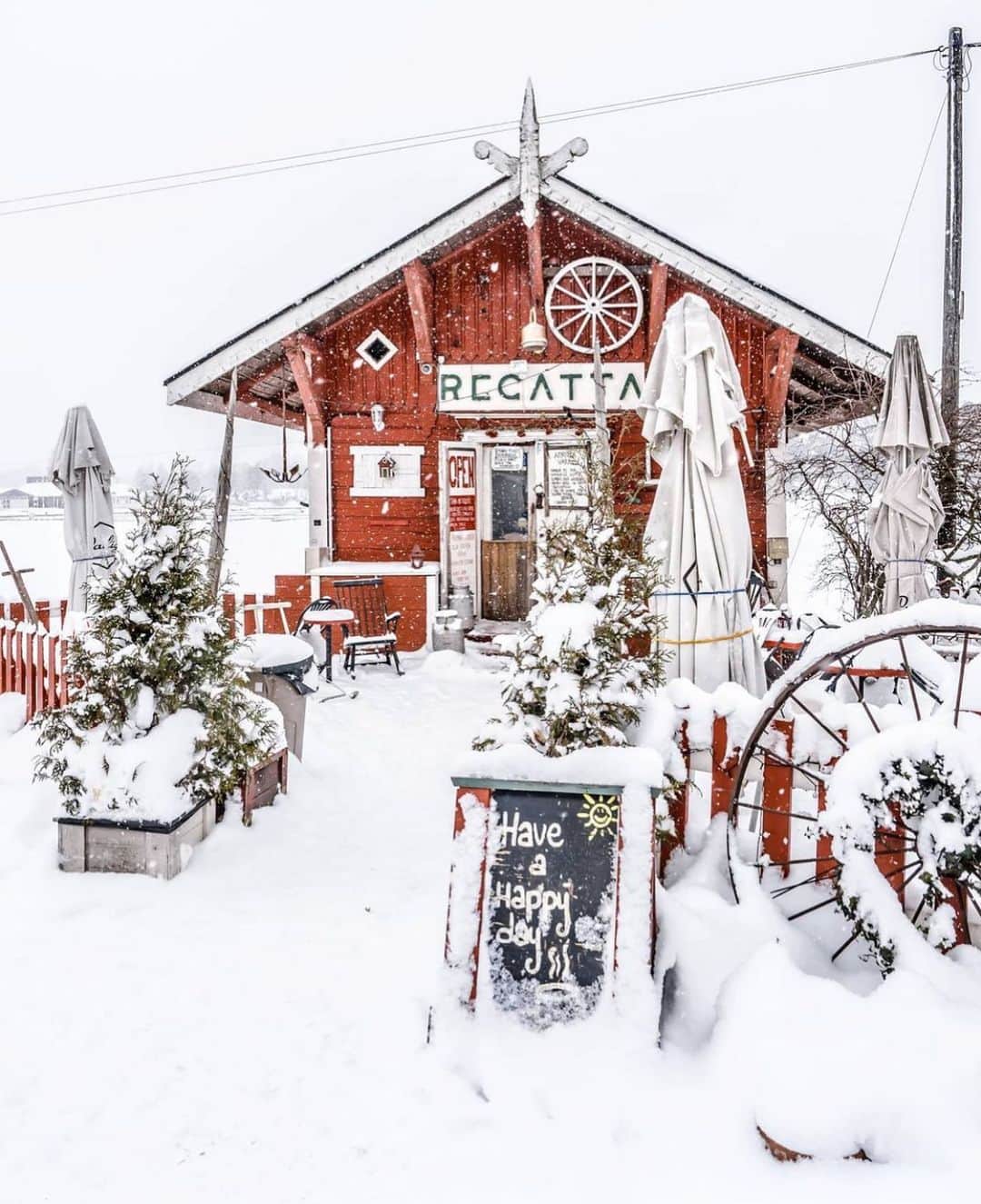 フィンランド政府観光局さんのインスタグラム写真 - (フィンランド政府観光局Instagram)「キュートな海辺のカフェ、カフェ・レガッタ。真っ白な雪に覆われてますますキュートに。❤️ ． @henrifromhelsinki さんの写真。Kiitos！」2月8日 18時10分 - visitfinlandjapan