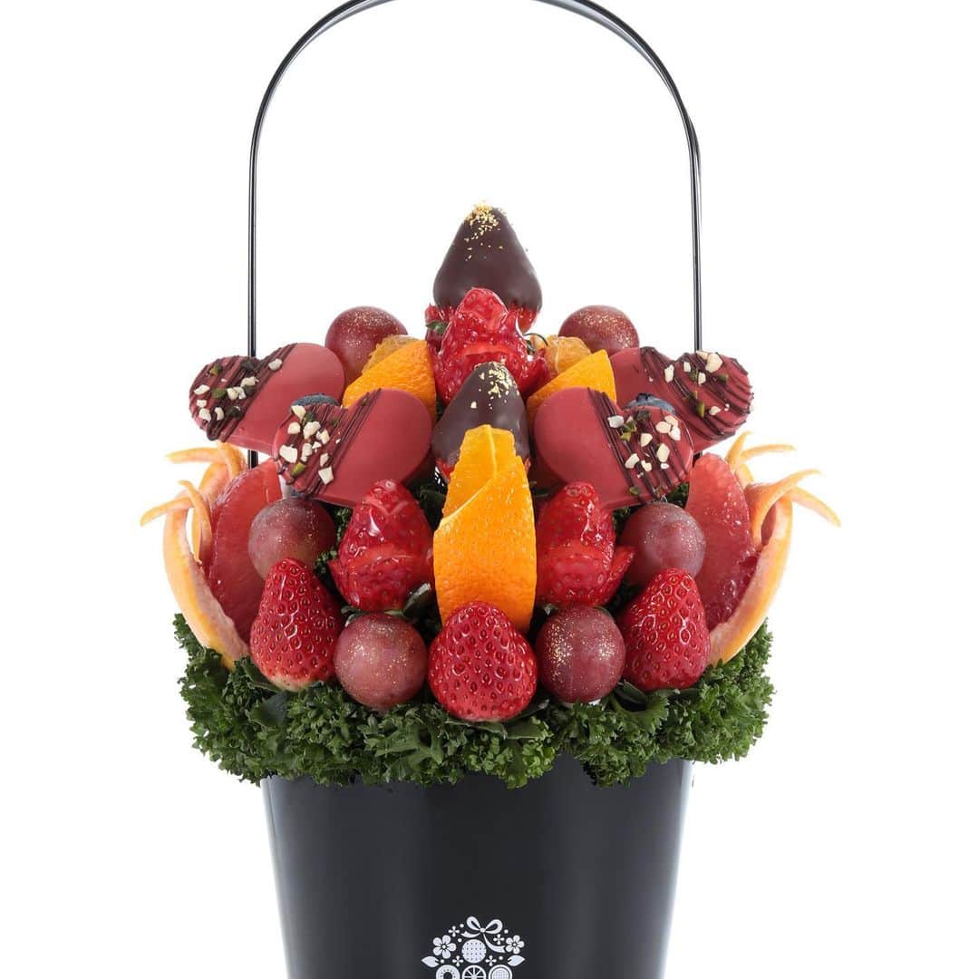 Fruit-bouquets.comさんのインスタグラム写真 - (Fruit-bouquets.comInstagram)「【バレンタイン期間限定】 Coeur rouge(クールルージュ) . 2021年の新作フルーツブーケ 💐 . クール ルージュはフランス語で 「赤いハート」💝🇫🇷 . 名前の通りシックな色合いの中に 情熱的な赤いハートをあしらった新商品✨ . 今年はスペシャルプライスにて お届けいたします💐 . 素敵なバレンタインをお過ごしください💖 . 人気のイチゴ、爽やかなオレンジと一緒に バレンタインには欠かせないチョコレートをアレンジメントし、 限定商品として販売いたします✨ . フルーツはその他にも ブドウやグレープフルーツ、 ブルーベリーも使用しています . チョコレートはすべて、一流パティシエも愛用する フランスのヴァローナ社のものを使用しています🍫 . 赤いハート型のチョコは、 ストロベリーフレーバーのチョコレートでお作りしており、 濃厚な薫りと甘さがお楽しみいただけます🍓 . #フルーツブーケ #プレジール #フルーツ #果物大好き #フルーツ大好き #スイーツ #お祝い #プレゼント #贈り物 #記念日 #フルーツパフェ  #フルーツギフト #フルーツケーキ #インスタ映え  #インスタ映えスイーツ #インスタ映えケーキ #花束  #フォトジェニック #パーティー #サプライズ  #サプライズプレゼント #いちご #いちごケーキ  #おうち時間 #ホームパーティー  #バレンタイン #バレンタインデー  #バレンタインチョコ #チョコレート」2月8日 18時12分 - fruitbouquet.japan