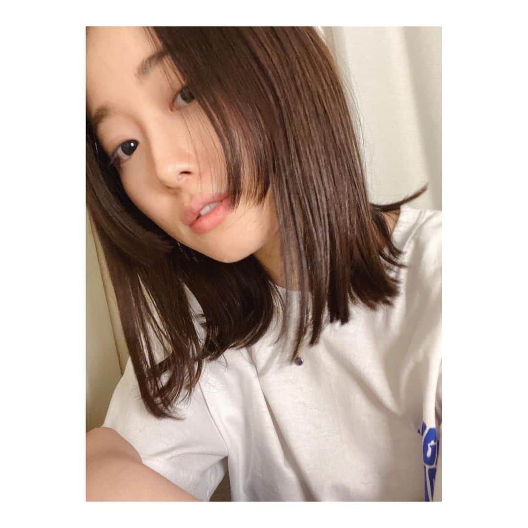 安倍萌生のインスタグラム：「. ぱつっと感🤍  #ロブ #切りっぱなしロブ」