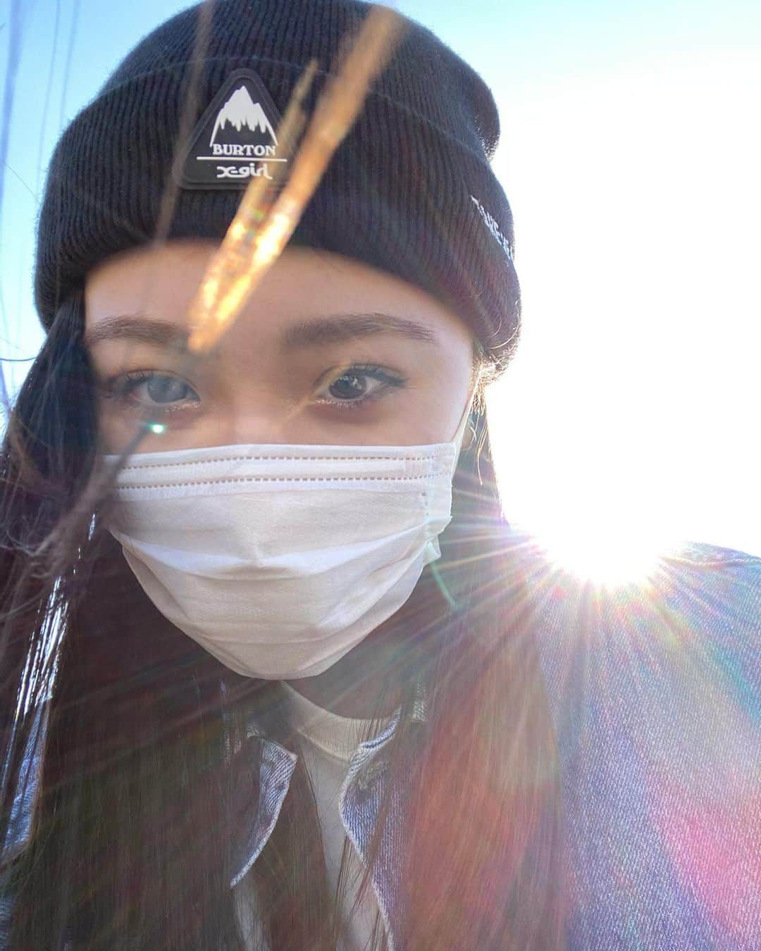 若林真帆のインスタグラム：「・ ・ ・ 最近ずっと暖かい日が続いてたのに 今日は肌寒くて、、油断大敵。笑 暑すぎず寒すぎずな 太陽が出てるぽかぽかな日が好き☻」