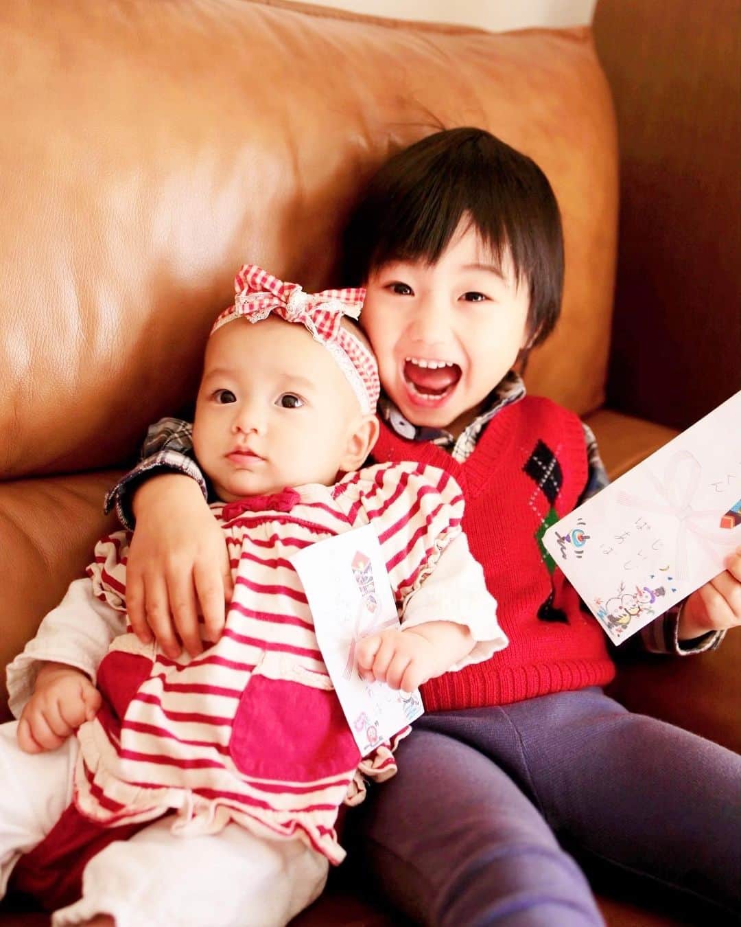 amiのインスタグラム：「． Son and daughter photo  ． 息子と娘の写真でこんにちは❤️ これは新年、お年玉をもらって 喜んでいるおふたりです🧧  と言っても娘はまだ分からず…🥺 息子はこのお年玉で好きなお菓子を 少しづつ買っていますよ♬  ． さてさて、お友達が取得したことで 気になっていた色彩検定🥺💓  色彩の知識を学ぶことで、ファッション、 インテリア、など様々なライフスタイルの シーンで活用出来るんです♡  ． お友達はファッション業界に入るときに 履歴書に書いてて、すごい活用してた👏❤️  私の父と母も絵画や色彩が好きで 私の名前にも彩が入ってるくらい🖋💓  色彩検定の公式アカウントや HAPPY COLOR LIFEのサイトを見ると ワクワクしちゃう💓  ． @shikisai_kentei さんでは　#日常に色彩を 写真投稿キャンペーンもやってるので チェックしてみてね✨ https://bit.ly/3a4gYYb  私はこの写真を"赤"のクリエイティブと して投稿させてもらいます🟥  ． #sponsored#castme#日常に色彩を#赤#娘の成長記録#娘#女の子ママ#女の子ベビー#生後4ヶ月#0歳児#赤ちゃんのいる暮らし」