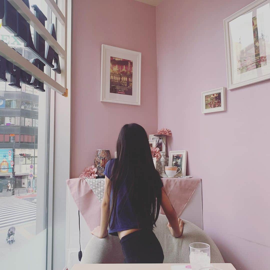 LiLyのインスタグラム：「1日が48時間だったら いいのに、と息子が言う。 わたしもそう思う、 やりたいことがありすぎる🌹  そうこうしているうちに、 どんどん君たちは大きくなる。  〆切やばいし、 もう🐶散歩タイムだ。  光の速さだ、 噛み締めよ🕑  #ライフ　 #息子 写真は、 #娘 #語らいデート #育児　シーズン3」