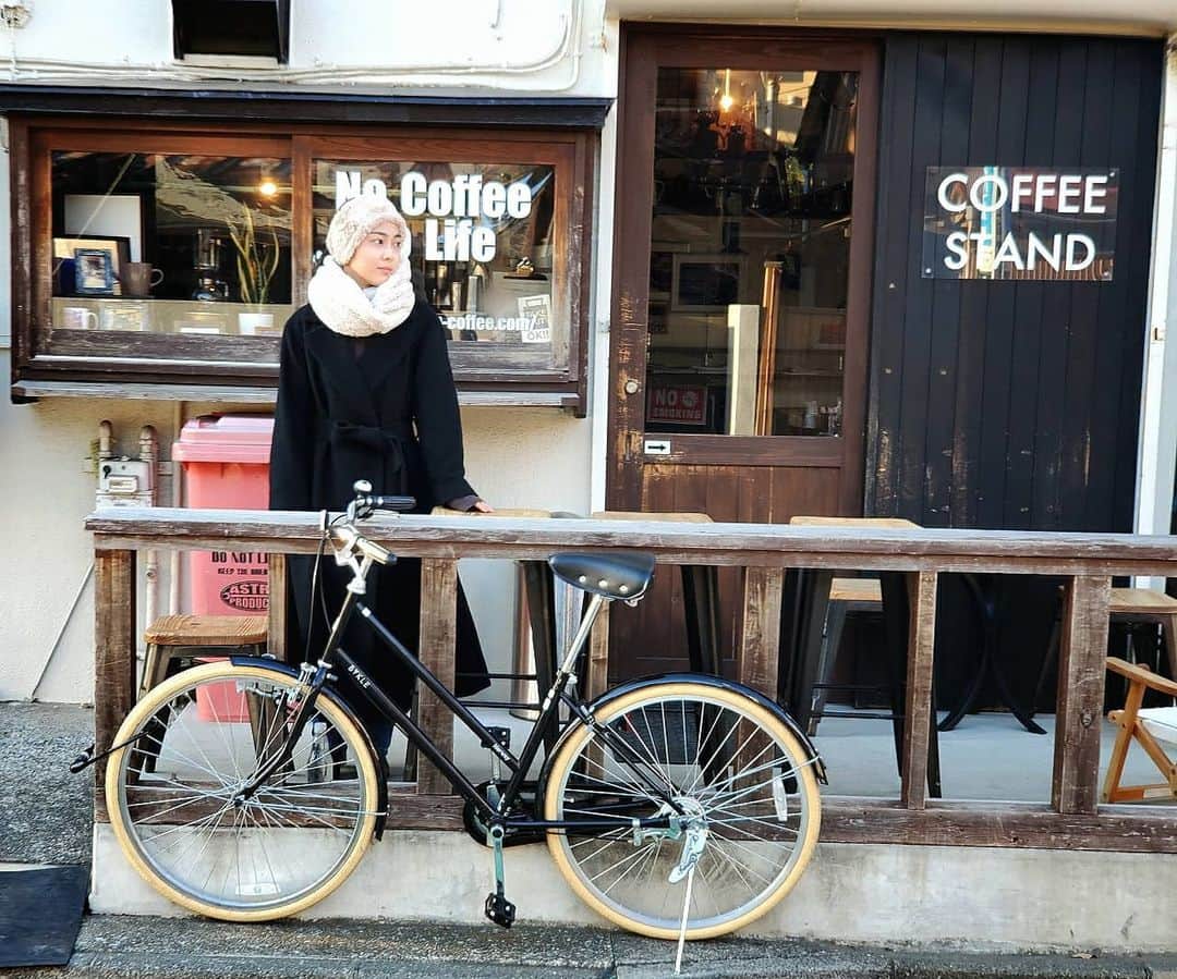 森口彩乃さんのインスタグラム写真 - (森口彩乃Instagram)「・  先日、海に深呼吸しに行く途中、ずっと気になっていて行きたいカフェリストに入っていた【goodmancoffee】に自転車で行ってみたら、ちょうどお店の方が「ちょっと外出してきます」って貼り紙をしていらっしゃらなかったので (八丈島みたいな、自由な感じ大好き)  来たよ記念に写真だけ撮ってきた！ 外観がとっても可愛いよね。  テイクアウトできるカフェはこれから沢山探索して行きたいなと思う！  グッドマンコーヒーさんも絶対また行きます♪ 珈琲って、飲む瞬間ほんとに幸せな気持ちになるよね。大好き。  #グッドマンコーヒー　#goodmancoffee #湘南コーヒースタンド #コーヒー　#珈琲　#coffee #cafe  #片瀬江ノ島　#江ノ島　#カフェ　#湘南カフェ」2月8日 18時25分 - ayano.moriguchi