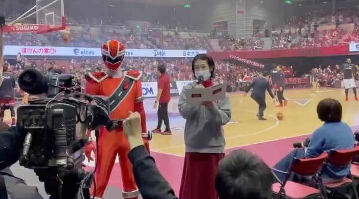 のインスタグラム：「そして！キラメイレッドと﻿ 川崎ブレイブサンダースのイベント紹介🏀﻿ ﻿ かっこいいキラメイレッドと﻿ 一緒にとどろきアリーナで﻿ #キラメイダンス が出来て﻿ 嬉しかった𓅯♡﻿ ﻿ ﻿ #スーパー戦隊MOVIEレンジャー2021﻿ #魔進戦隊キラメイジャー﻿ #川崎ブレイブサンダース」