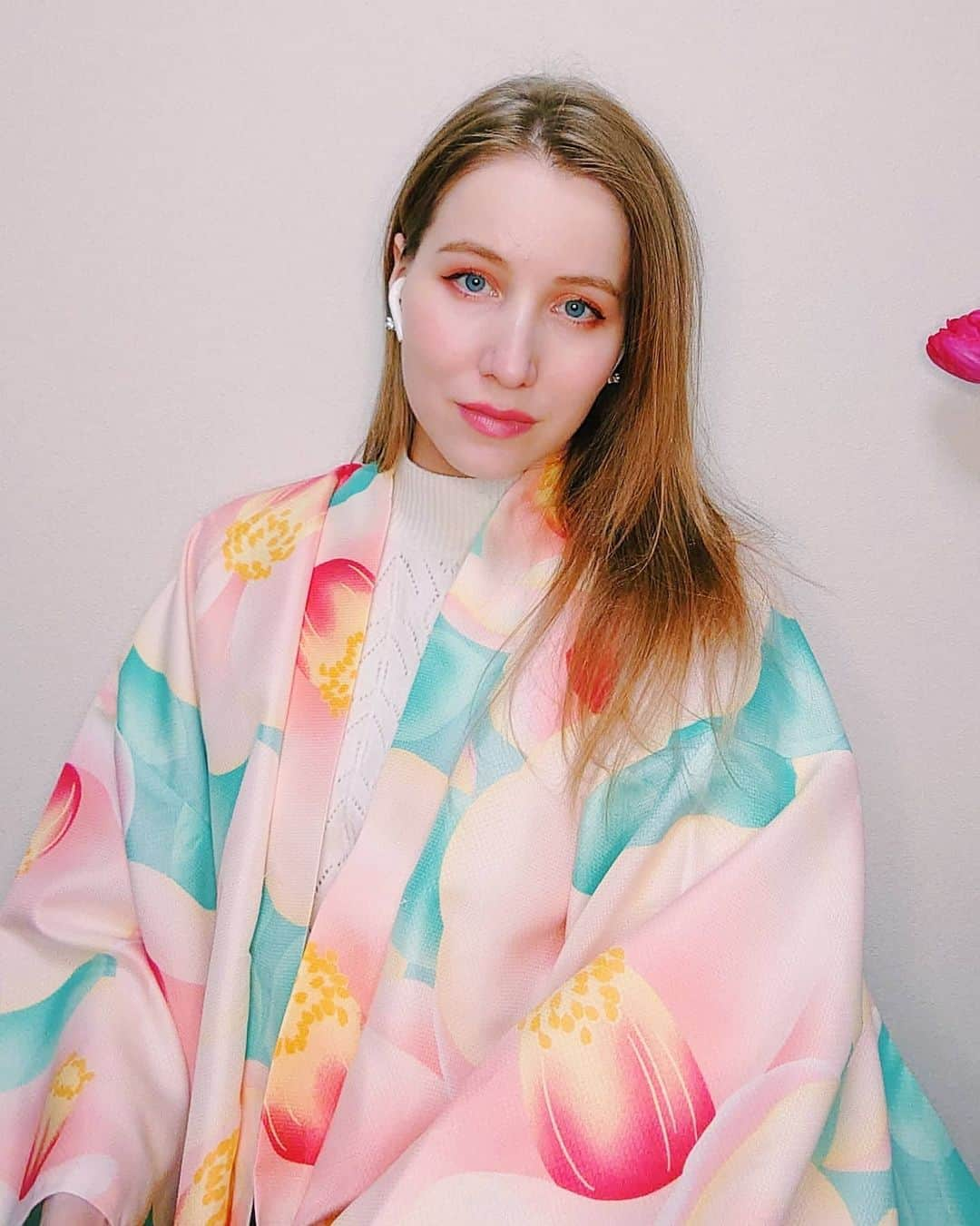 アシヤさんのインスタグラム写真 - (アシヤInstagram)「椿柄の羽織👘 着物はなかなか普段着るの難しいけど羽織は気軽に洋服でも合わせられて最近好きになった! 和柄の花柄も最高にきれい！ Хаори с цветами камелии )) #あしや #アシヤ #ロシア人 #金髪 #青目 #外国人 #外国人モデル  #モデル #撮影モデル #ロシア人モデル #被写体 #被写体モデル #東京 #ashiya #japan #russian #russiangirl #model #tokyomodel #blond #blueeyes #chicarusa #japon #羽織 #和服 #椿」2月8日 18時18分 - ashiya74