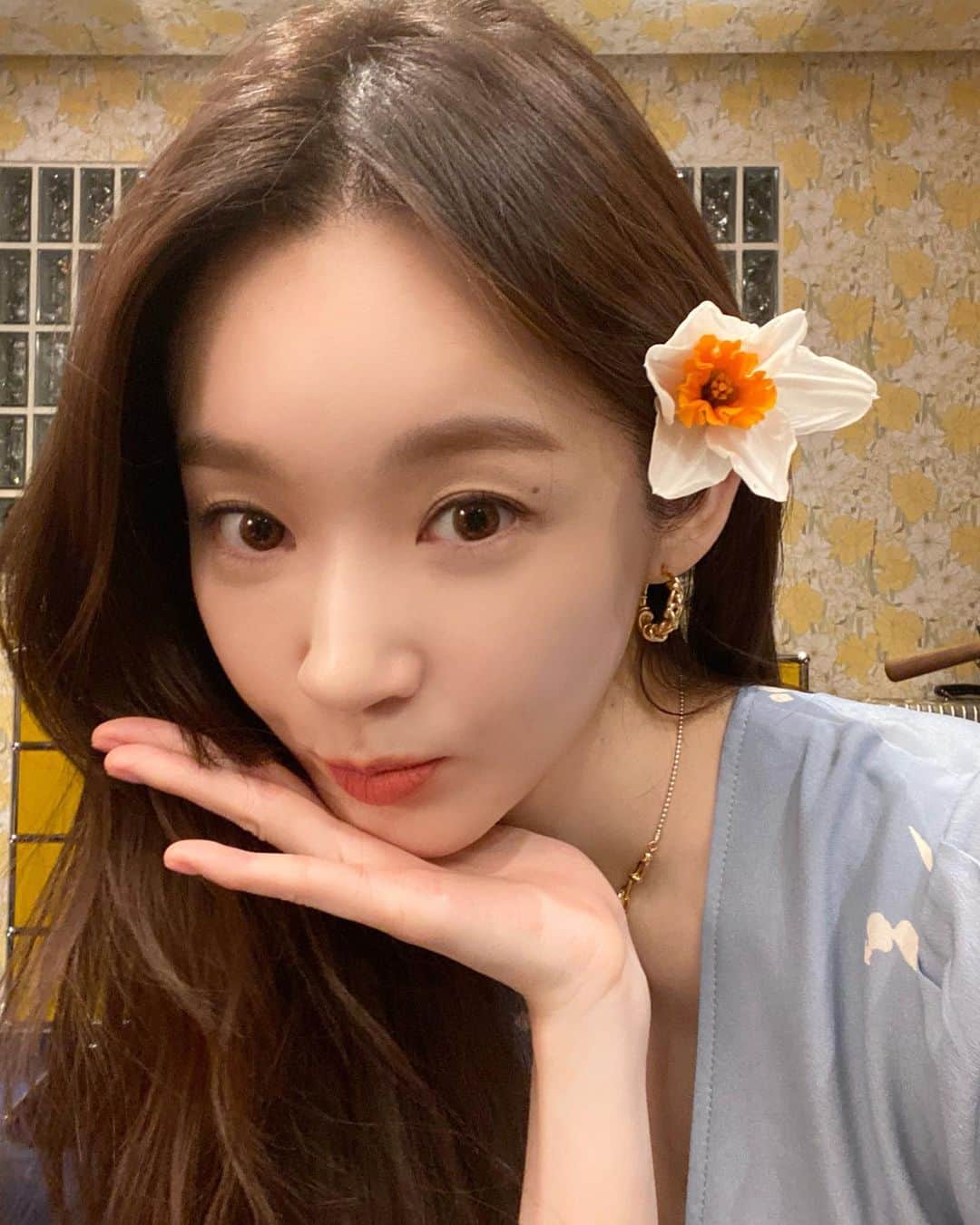 カン・ミンギョン のインスタグラム：「미구하라 #광고 모델입니다! 🔔  신제품 울트라 화이트닝 토너 & 에멀전이 오늘부터 16일까지 화해 기획전에서 30% 할인 행사를 한대요! 구경해보세효?  #미구하라 #화해 #울트라화이트닝라인 #전성분EWG」