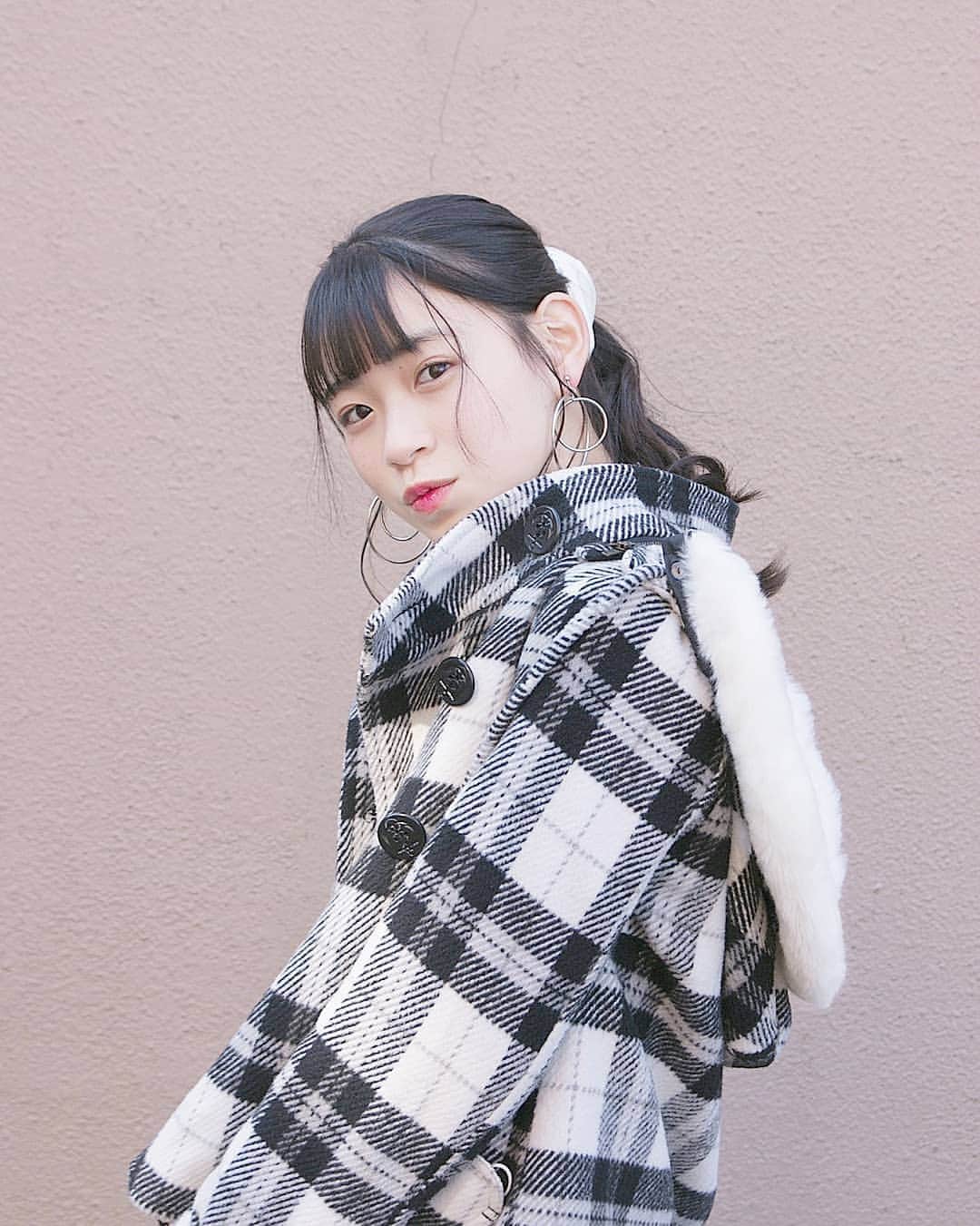 のインスタグラム：「#ootd ぽにてしてり❕ . . . #instagram  #instagood  #instalike  #jc #jc2 #sjc  #fashion #model  #fashionmodel  #girl #pink #girly  #中学生 #中2  #熊井戸花 #花  #lizlisa #coat #camera  #白系統 #透明感」