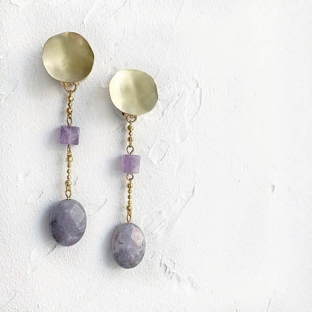 BASE（ベイス）のインスタグラム：「mauve mauve  zoey（@zoey_accessories_）  ＜zoey＞は手にとって、思わずうっとり眺めたくなる 一点物の天然石のアクセサリーをつくっています。  くすみパープルが特徴のメノウの耳飾り。  シックな真鍮のゴールドパーツとの組み合わせが お互いを引き立てあって、最高の仕上がりになった一品。  ちょっとずつ表情の違うメノウは 9種類のなかから選ぶことができますよ💎」
