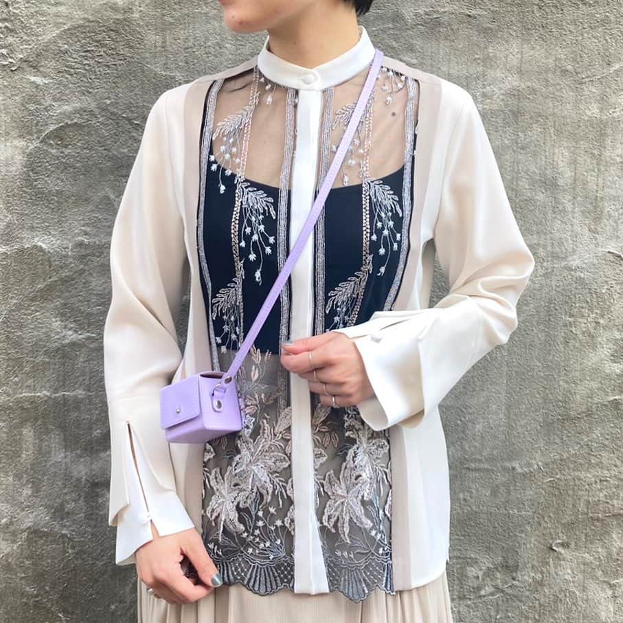 MIDWEST TOKYO WOMENのインスタグラム：「NEW BRAND @murralofficial  . FRAMED FLOWER BLOUSE ¥35,000(+Tax) . #murral #ミューラル #midwest_official  #刺繍ブラウス #レースシャツ」