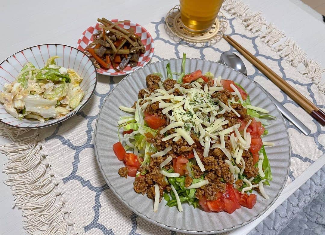 AMIのインスタグラム：「🍚 . 晩ごはん記録…🌼 . メニュー ・タコライス おばあちゃんお手製 ・まかないサラダ ・きんぴらごぼう . #晩ごはん記録」