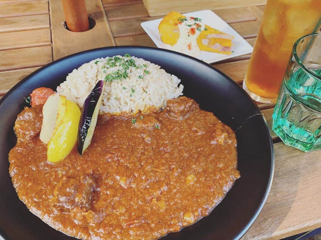 のインスタグラム：「楽しい幸せランチ😍🍽💓  午前中雨だったのに、お昼からスッキリ晴れて暖かくなったから☀️ テラスで美味しいカレー🍛を食べに😊🍃  また、行きたいなぁ〜。  #Happyday #テラスご飯 #カレー」