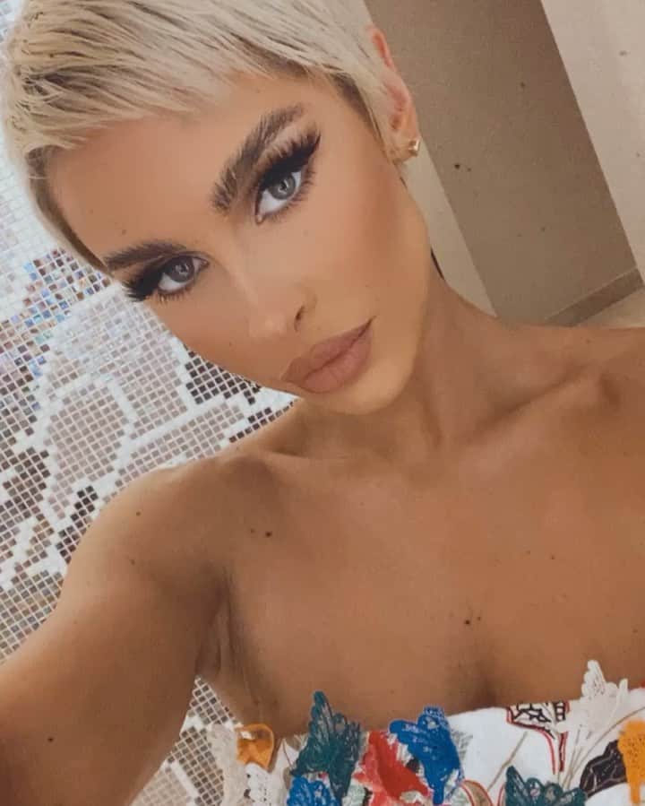 エリー・ゴンサルヴェスのインスタグラム：「Butterfly bby 🦋✨ from now on, nothin but short.. short skirts around the house... 😜 @styledbybloom_ @oglialorocouture」