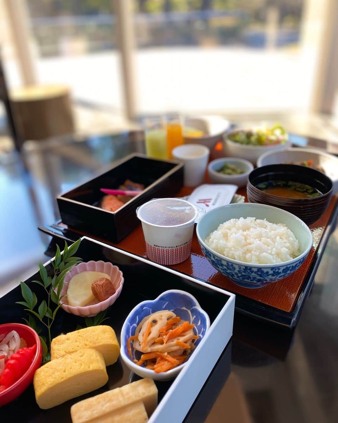 東京マリオットホテルさんのインスタグラム写真 - (東京マリオットホテルInstagram)「新しくなった朝食はすでにお試しいただけましたか？和定食は、様々な小鉢料理と麹使ったお味噌汁をご用意しております。ごはんは「まぼろしの米　みゆき米」を炊き立てでご用意 🍚 一日のエネルギーを朝ごはんでチャージしましょう！  Share your own images with us by tagging @tokyomarriott @tokyomarriott をつけてご投稿ください！公式アカウントからご紹介させていただく事があります。 ————————————————————— #tokyomarriott #tokyohotel  #marriott #marriotthotel #marriottbonvoy #ShinagawaHotel #東京マリオットホテル #マリオット #マリオットホテル #ホテル好き #東京ホテル #品川ホテル #ホテルライフ #ホテル朝食 #和朝食 #朝食好き #ホテルグルメ #東京グルメ #品川グルメ #朝活」2月8日 18時26分 - tokyomarriott