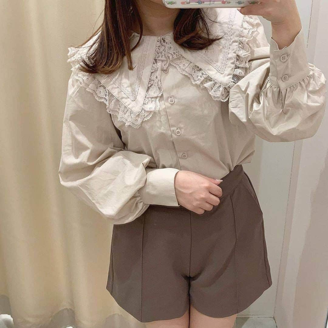R i R y (リリー)さんのインスタグラム写真 - (R i R y (リリー)Instagram)「『襟が可愛いトップス特集🎀』　　  春まで大活躍の可愛い襟トップス🤍 カフェ写真映えもするしおすすめです☕️💓  Photo by﻿ @30mmio  @yuna.gram__ @llo3.__ @mapo0509  @_sae0421 @aipm5000  ✴︎---------------✴︎---------------✴︎﻿ ﻿ 📸﻿掲載する写真を募集中📸﻿ カワイイ写真が撮れたら、@velle.jp をタグ付けするか、ハッシュタグ #velle_jp をつけて投稿してみてね♪﻿ ﻿ velle編集部と一緒にカワイイで溢れるvelleを創っていこう😚🤍  ✴︎---------------✴︎---------------✴︎﻿ #プチプラコーデ #プチプラファッション #ニットコーデ #低身長コーデ #冬コーデ #コート #미오티디 #お洒落さんと繋がりたい #ファッション好きな人と繋がりたい #フレンチガーリー #ガーリーコーデ #meltie #コーデ #ロングブーツ #春服 #ガーリーコーデ」2月8日 18時26分 - velle.jp