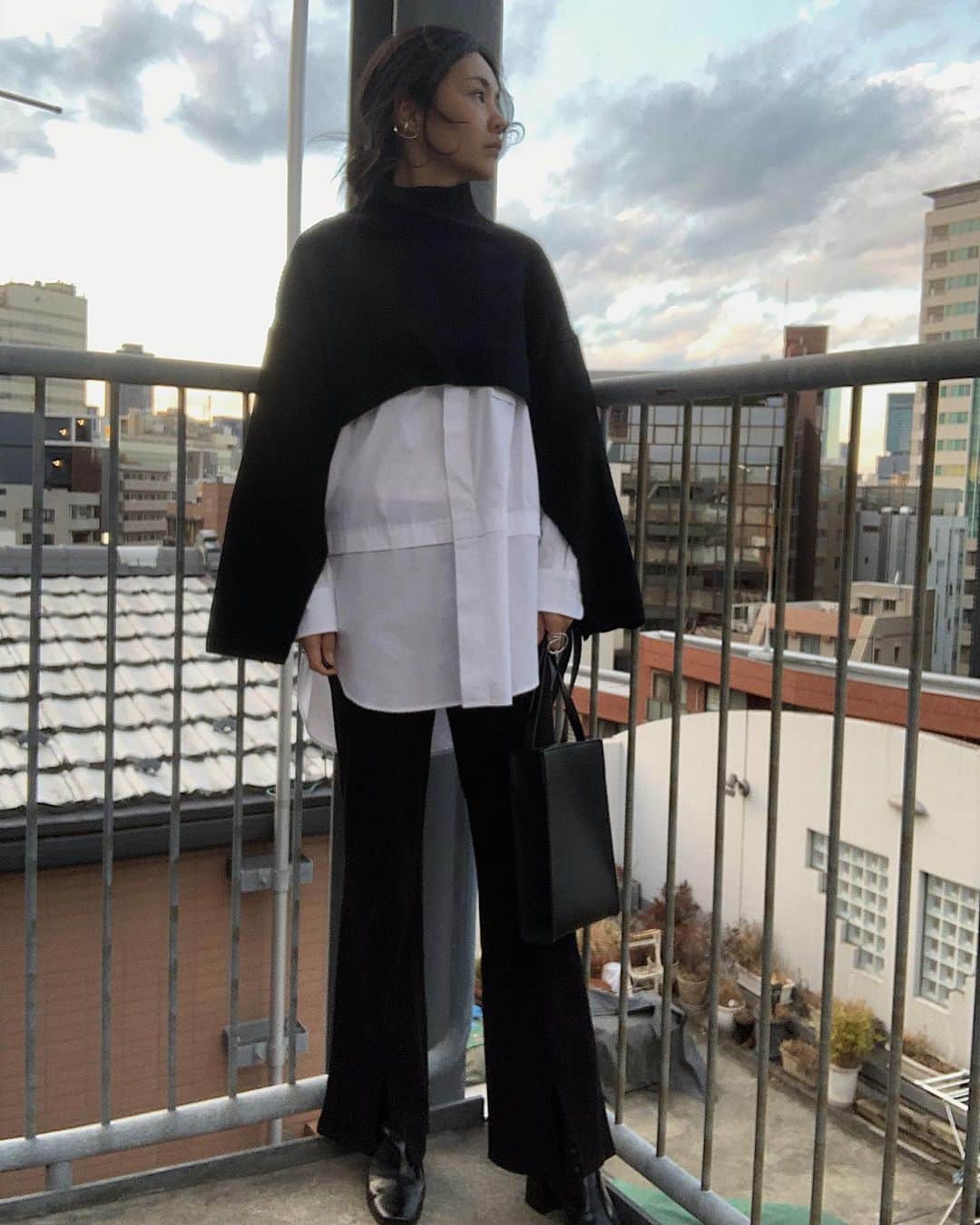 日下裕江のインスタグラム：「昔から大好きなモードな モノトーンコーデ🤍🖤  ＋ＪのスーピマコットンオーバーサイズシャツはMen’sのＬなんだけど、 オーバーサイズ感がかわいい♡  #zara のニットは数年前に買ったものなんだけど、この丈感と袖がスリットになってるのが今季またトレンドになって来てまた着れるのが嬉しい♡  このモード感がたまらん♡♡♡  Pantsは合わせて スリットパンツにしたょ♬✩.*˚  Knit @zara #zara Shirts @uniqlo #plusj  Pants @pageboy_pr  Bag @colony2139_jp  Shoes @marjour_official   #ootd #モード系 #モード系ファッション #モード系女子 #モード #モノトーンコーデ #jilsander #uniqloplusj #uniqlo」