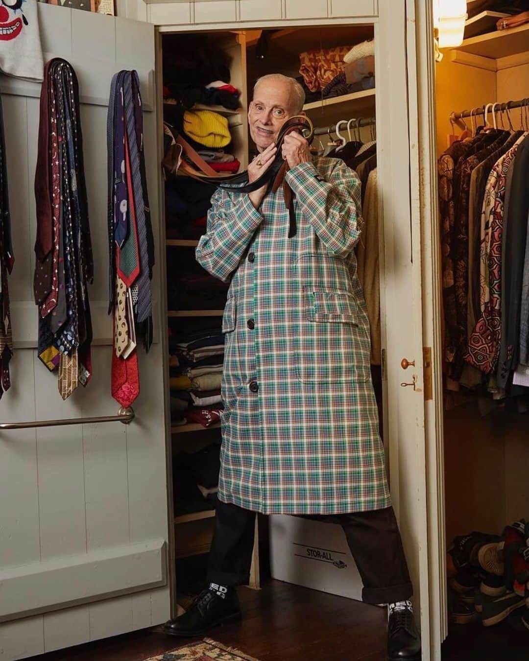 エムエスジーエムさんのインスタグラム写真 - (エムエスジーエムInstagram)「AT HOME: the legend John Waters poses for the latest @LUOMOVOGUE in a multicolor checked coat from the #MSGMSS21 men’s collection, now in stores 🦩   #JohnWaters #MSGM @MassimoGiorgetti」2月8日 18時29分 - msgm