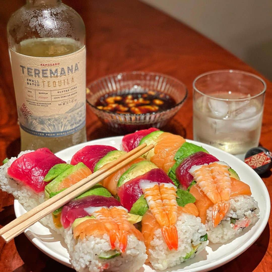 ドウェイン・ジョンソンさんのインスタグラム写真 - (ドウェイン・ジョンソンInstagram)「Bringing in my #cheatmealsunday soosh train 🍣 🚂 with some frosty @teremana 🥶🥃 and Rainbow rolls so big they’re coming off the plate for a delicious post game cheat meal 🏈 🥢   Enjoy your cheat meals, my friends!  #SuperBowlLV 🏆 #HunksOfWoooooosabi」2月8日 18時30分 - therock