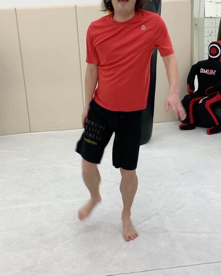 岸本加世子のインスタグラム：「久々のかよちゃんトレーニング。やつい版ＮIZ IUダンス。ここ痛風編。笑。#bravegym #やついいちろう」