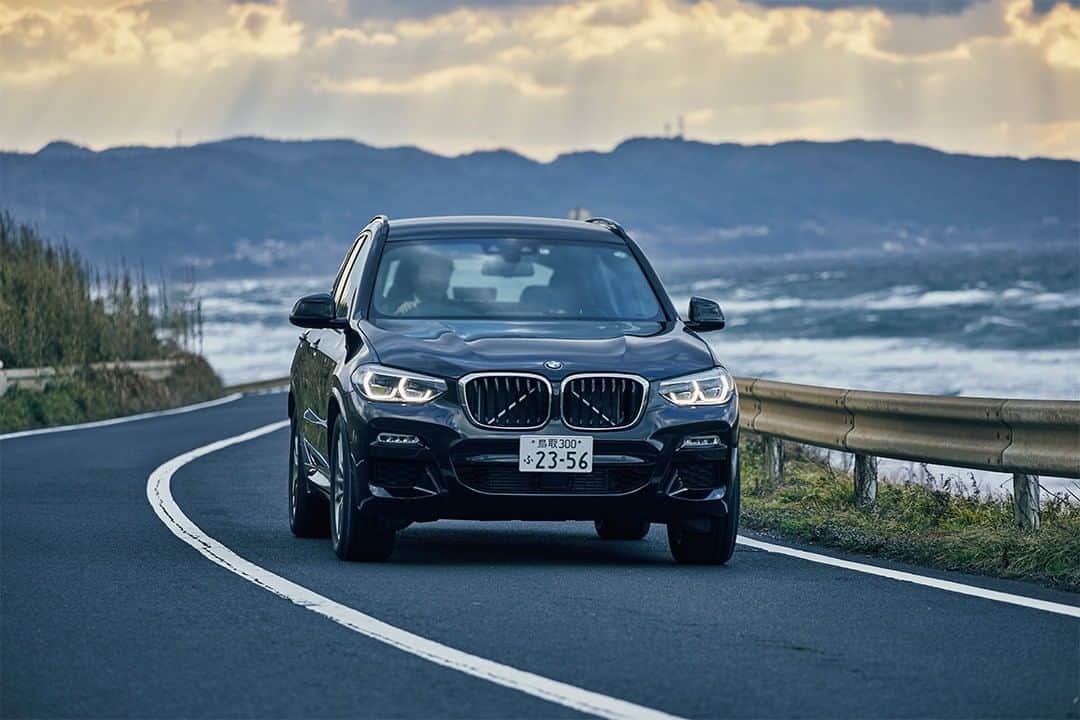 BMW Japanさんのインスタグラム写真 - (BMW JapanInstagram)「with BMWの最新記事が公開。BMW X3 xDrive20d M Sportでめぐる、伝統文化が息づく島根県での暮らし。  今回の旅の案内人は、「衣・食・住」を通して根のある暮らしの愉しみ方を提案する石見銀山発祥ブランド「群言堂」の松場忠さん。 世界遺産の街並みから草原が広がる三瓶山、そして海岸線を抜けて出雲へと、島根のさまざまな魅力を再発見してゆくドライブ旅の様子をお届けします。この機会にぜひご覧ください。  またこの旅を記念して、「群言堂」とBMWがコラボした限定アイテムが当たるキャンペーン実施中。このチャンスをお見逃しなく。  詳細は、BMWの情報サイト「BMW.com Japan」よりご覧いただけます。  @gungendo_jp #群言堂 #島根 #石見銀山 #出雲 #WithBMW #THEX3 #BMW #BMWJapan #駆けぬける歓び」2月8日 18時30分 - bmwjapan