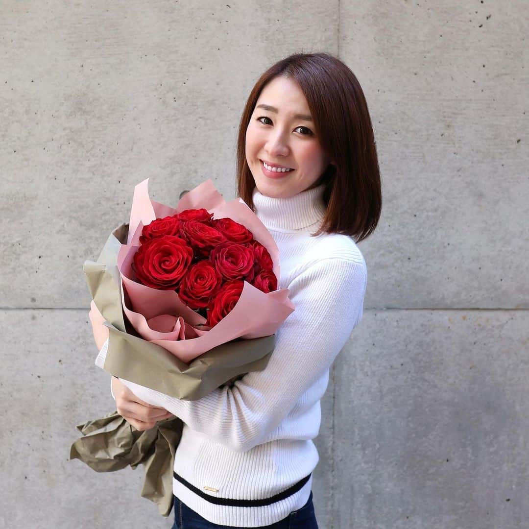 杉下理世のインスタグラム：「♡Valentine♡に、逆プレゼントで彼女にサプライズでお花を渡す男性って女子人気が高い説…𓍯 ご自宅でもレストランでも宅配可能です𖧷 バレンタインフラワーのご注文は、  ↠↠ @livelyworks まで𓆸 モテ男子の皆様のご注文お待ちしております🤎🤍  #花束 #バレンタイン #valentine #バレンタインプレゼント #flowerbouquet #bouquet #flower #花屋 #flowershop」