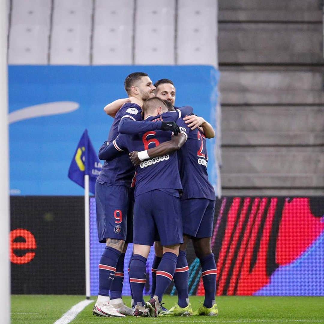 パブロ・サラビアのインスタグラム：「🇫🇷 Le classique est pour nous! Allez @psg ❤️💙 🇪🇸 El clasico se viene a casa! Vamos @psg ❤️💙  #paris #psg #allezparis #icicestparis #leclassique #ligue1 #ps19」