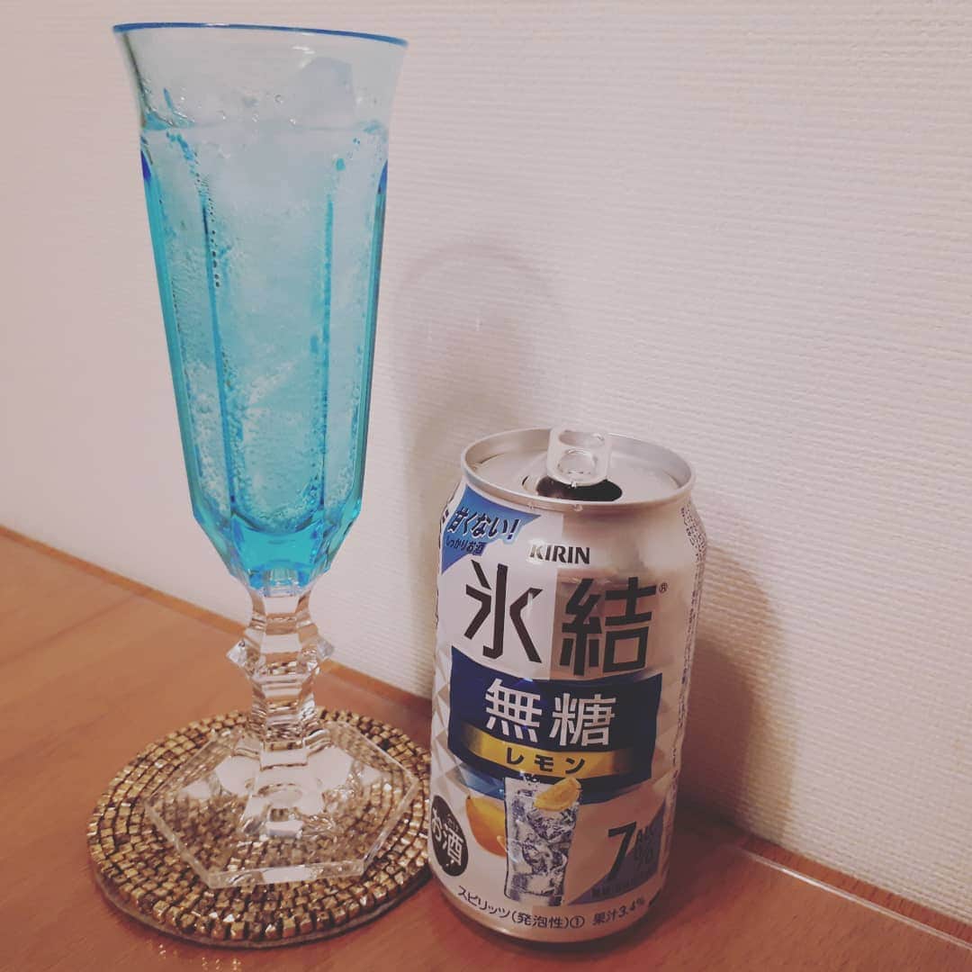 那須洋子のインスタグラム：「ですよねですよねですよねー(^-^;  🎹エリーゼのために 一応、仕上げては行きました。 (→最後まで弾けるというだけ)  最初の♪ミレミレミシレドラー だけで 「はい、ストップ！」  メッタ切りされました🤣🤣 でも、心地いい。  ・右手の始まりの音は、左手の終わりの音 ・流れるように ・テンポを守る ・ペダルのタイミング ・抑えるところ盛り上げるところ  言いたいことはいっぱいあるけど、 今回はここまでね♥️(ですよね、限りなくありますよね)こんなに細かくて大丈夫ですか？！と先生。ええ、これで良いんです！  ジャンル違えど、、、 なんだか、新人時代を思い出しました。  ニュース原稿、最初のたった1文だけでも、 色々言われたなぁ(アクセント、間、抑揚、緩急、高低etc.)プロだからわかる、気づく、細かいところ💦経験を積み、今度は自分が後輩に伝えたり。  人生初の「ピアノ」レッスン。 初めて弾くグランドピアノ✨ あっという間の30分だったけど、 思いきって行ってよかった！！  課題だらけだけど、 その課題が見えたことが 本当～にありがたい。  という、今日の反省会を 氷結🍋とともに。  #フリーアナウンサー  局アナ時代は #静岡第一テレビ  #daiichitv  #ピアノ  #エリーゼのために #氷結無糖レモン」