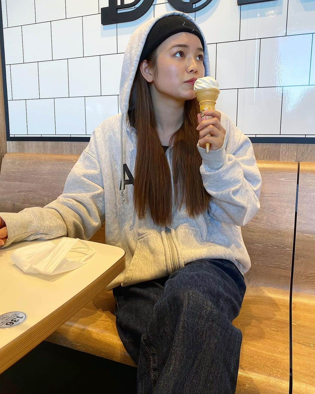 富久美玲のインスタグラム：「_ . ニット帽にフードかぶるスタイル好き🐶 . 🍦←？！ チートデイ(決してサボっていません) . #私服#身長152cm#mireistylecode#ootd」