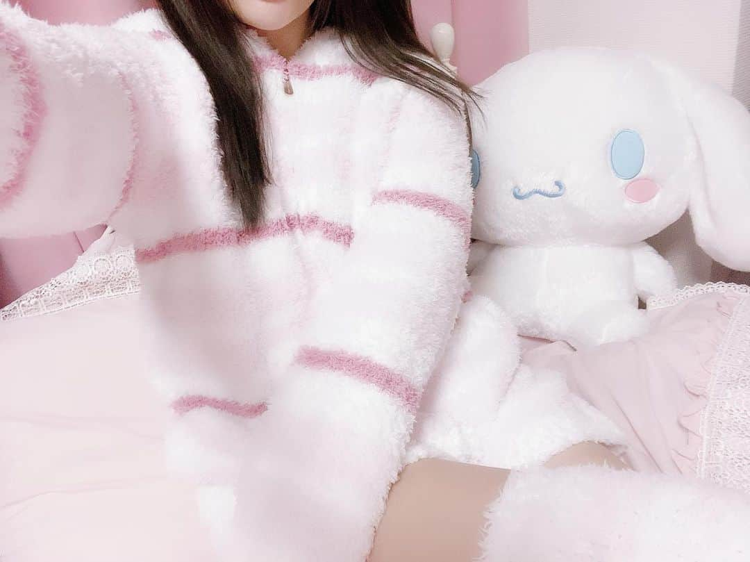 佐藤花×最上一花さんのインスタグラム写真 - (佐藤花×最上一花Instagram)「早すぎるおふとんin😴💤⭐このあいだプレゼントでいただいたジェラピケ着てみました🥰🌸♪もこもこ上下と靴下までセットでいただいてしまって幸せです🥺💓」2月8日 18時36分 - ichika_mogami