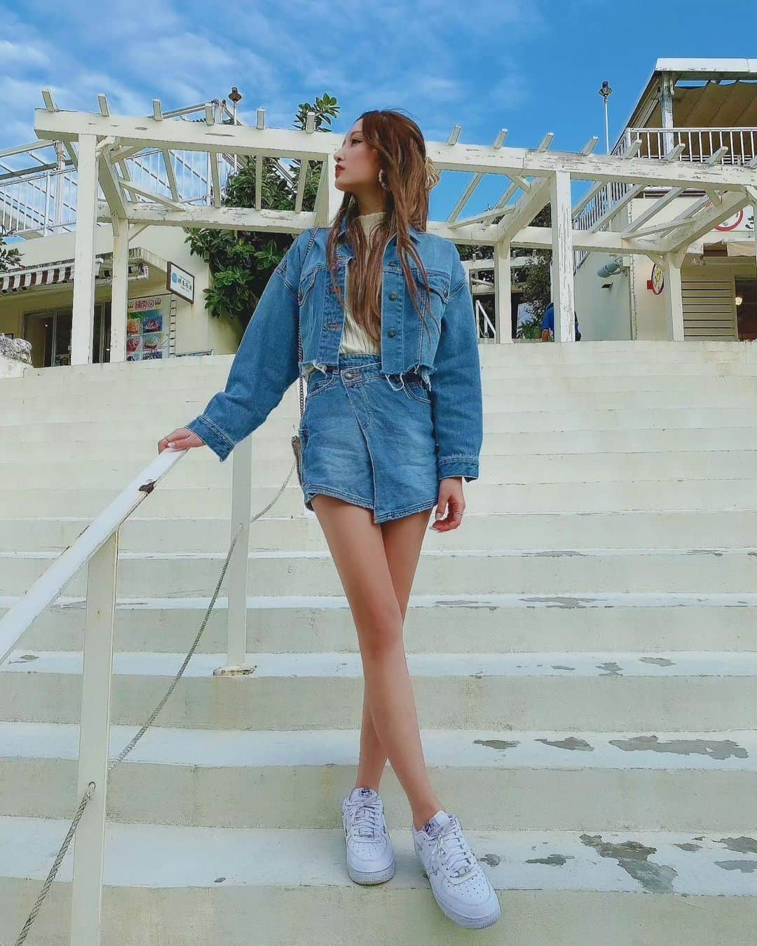 長沼まゆのインスタグラム：「アリシアスタンのセットアップ💙  ピンヒールが似合うような服もいいけど 海が似合うようなラフな服もすき🤍  #アリシアスタン #alexiastam #デニムセットアップ #デニムコーデ #ナイキエアフォース1 #NIKE #ウミカジテラス #瀬長島 #沖縄旅行」