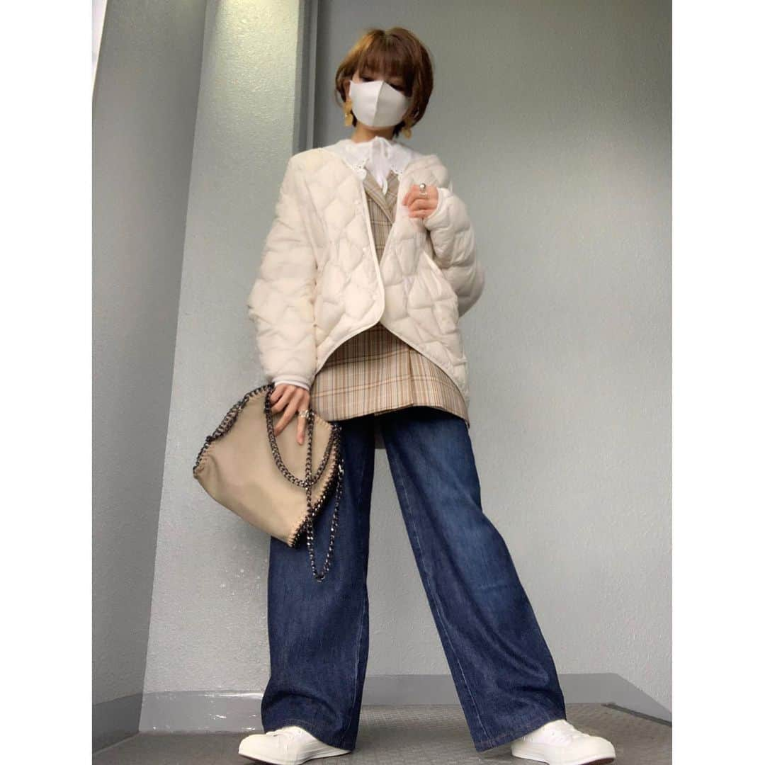 chieminsさんのインスタグラム写真 - (chieminsInstagram)「久々のデニム👖‧✧̣̥̇‧  そう言えば…私デニムが好きだったんだ🥺🤍  コレは前の @uniqlo さんの#ワイドフィットカーブジーンズ ‧✧̣̥̇‧ シルエットが好き🤍🤍🤍  今日は寒かったから#ウルトラライトダウンリラックスジャケット をジャケットの上から!! ジャケットonジャケット🙈 このダウンはホント優秀だわ🤍!!  そうだ❗ #clubhouse に登録したので良かったらfollowしてね‧✧̣̥̇‧  ストーリーに載せてみた‧✧̣̥̇‧  jacket➸#ciaopanic  T.jacket.pants➸#uniqlo #uniqlou  collar➸#asknowaspinky  sneakers➸#converse bag➸#aquagarage  pierce➸#theatreproducts   #ユニクロ #uniqloコーデ #ユニクロユー #code  #coordinate #ootd #outfit #mylook #ママ #コーデ  #mineby3mootd #like4like #お洒落さんと繋がりたい #ビュースタグラマー #ponte_fashion #chao_app  #ショート #ショートヘア #ショートボブ」2月8日 18時38分 - chery0131