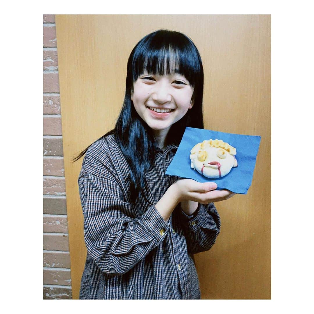 横溝菜帆さんのインスタグラム写真 - (横溝菜帆Instagram)「.  姉がパン作りにハマっています🥐  学校から帰ってきたら、ゾンビが…🧟‍♀️ ブルーベリージャムと、クリームチーズが入ったゾンビパンを作ってくれていました✨ 口に切れ込みを入れて、わざとジャムが出るように仕込んだそうです！ 他にも、今日はウインナーロールを作ってくれました。 今度は、私も一緒に作る約束をしました☺️  #ゾンビパン #噛まれたら終わり」2月8日 18時41分 - y_naho_te