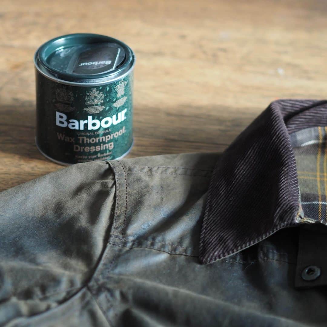 のインスタグラム：「Barbourの代名詞と言えるワックスジャケットは、経年変化を楽しみ長く付き合う事が出来るアイテムです。  ワックスジャケットのお手入れ方法に関しましては公式オンラインをご覧下さい。  #BarbourWayOfLife  📸 @_lisa_dawson_」