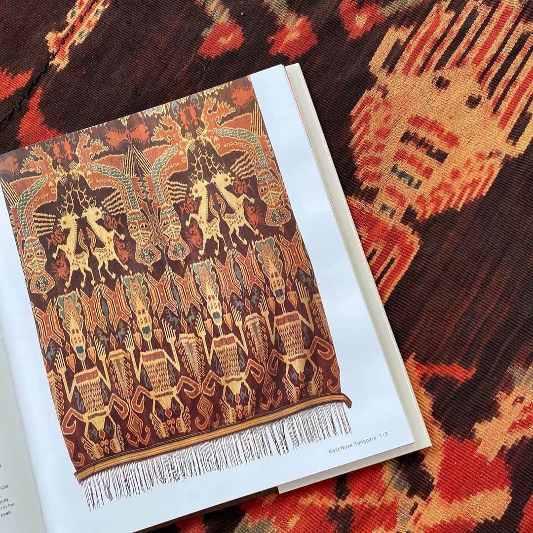 ベックスロックスのインスタグラム：「The multicultural nature of Indonesia has produced a rich civilisation, among its many cultural achievements, the diverse textile traditions stand out and one of my favourites being Ikats from Sumba island, East of Bali.  Ikat meaning “to bind” or “to tie” is a resist technique whereby the pattern of the finished throw is determined by the dying of the threads before they are woven.  I am still mesmerised by the skill needed to develop just one piece.    Ever since I first came to Indonesia in 2003 and went to the island of Sumba, famous for its hand loomed natural dyed Ikats I have been in love with them and their process.   As part of rebeccamanners.com and the Art of Slow we are excited to be introducing these stunning works of art. Sourced and curated artisanal interiors bought directly from local communities with 20% of the proceeds going back to the village.   Each piece is One of A kind taking 52 steps to finish and up to 6 months to make each with a historical story to tell.   For more info DM or email rebecca@rebeccamanners.com  . . . . . #TheArtofSlow #Ikattextiles #traditionaltextiles #madeinindonesia #naturaldye #backtraploom #handloom #oneofakind #sumbaisland  #worldofinteriors  #interiores  #ethicallymade  #supportingartists」