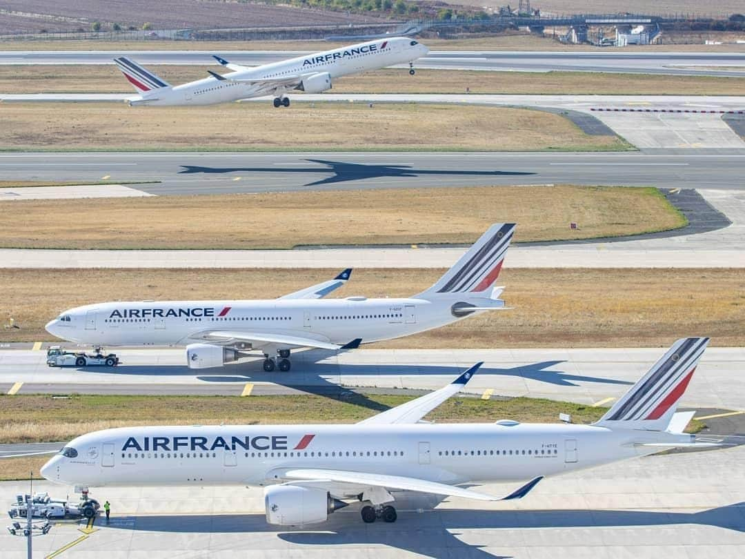 エールフランスさんのインスタグラム写真 - (エールフランスInstagram)「Photo de famille, sur les pistes ✈️  Family picture, on the runways ✈️   Instant capturé par @pierre_jab  #AirFrance #aviation #aviationphotography #avionlovers #avgeek」2月8日 18時44分 - airfrance