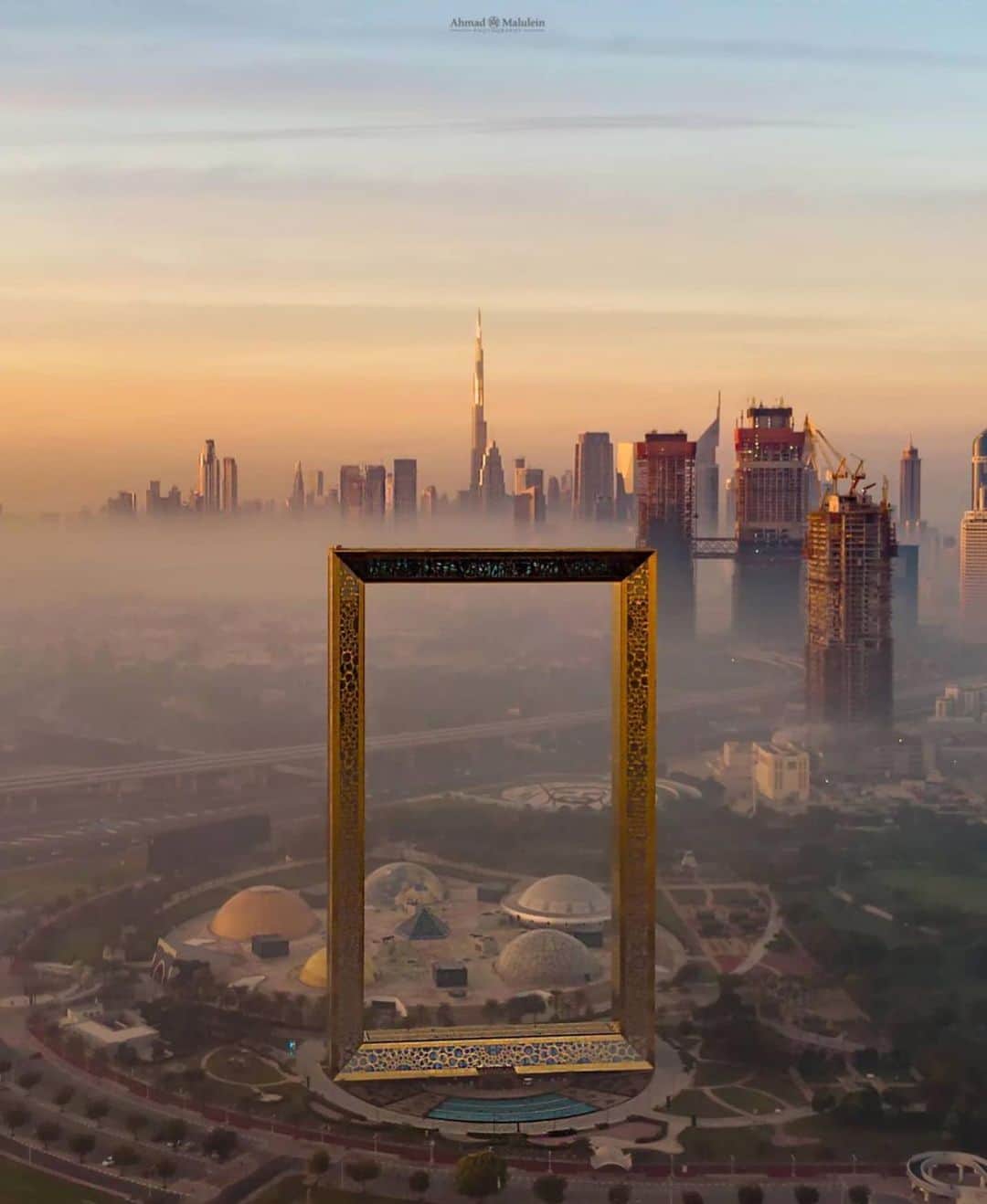 ドバイのインスタグラム：「Looking at the Future through the @dubaiframe 📷:@malulein_photography」
