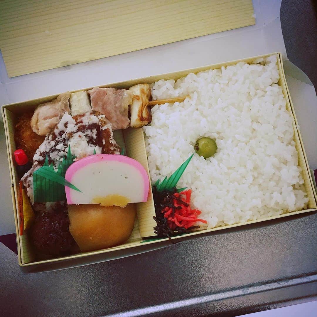 大岡源一郎のインスタグラム：「特製弁当〜。 . #蒲田鳥久本店」