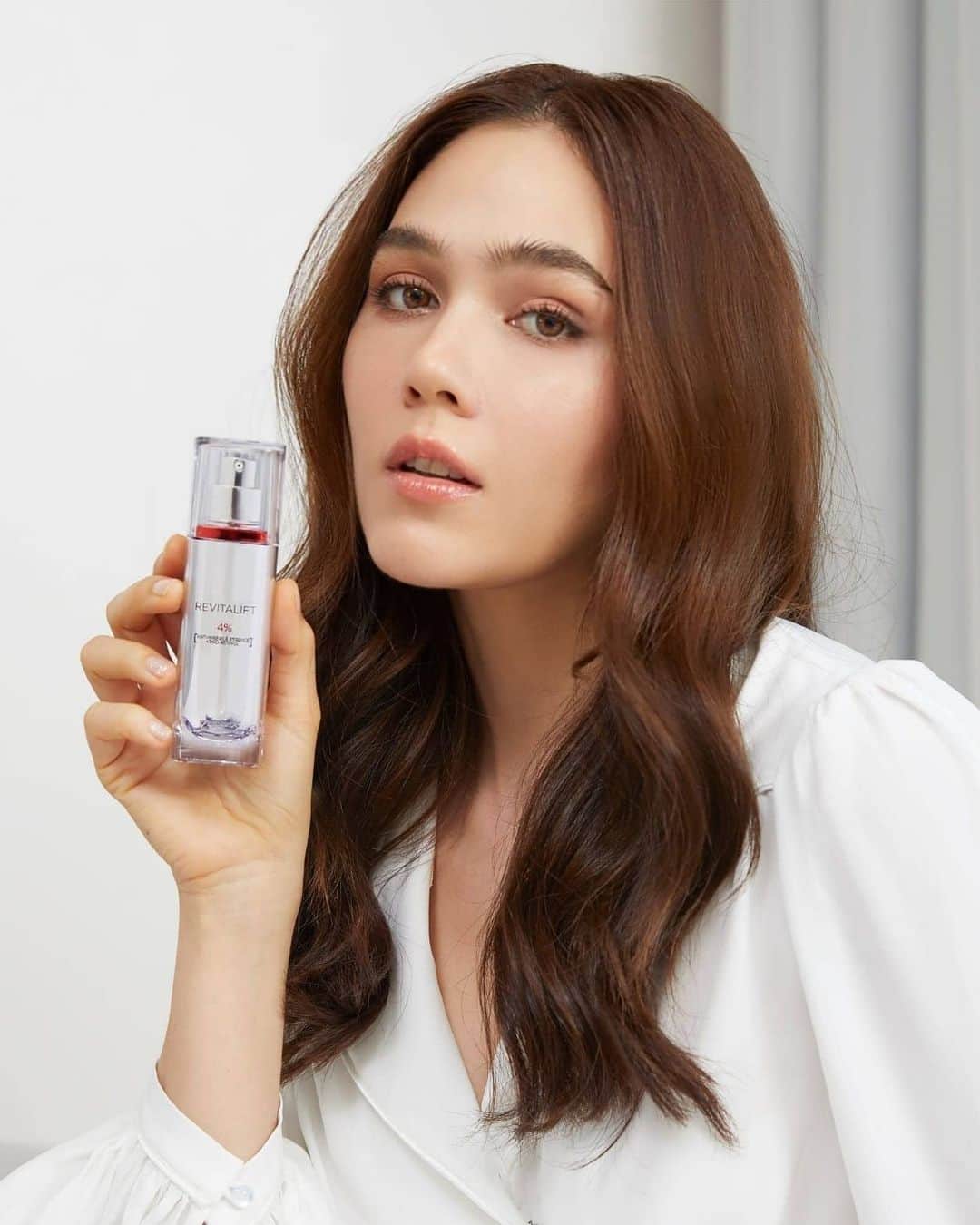 Araya Alberta Hargateのインスタグラム：「#จัดการริ้วรอยอย่างโปร แบบชม ต้อง “L’Oreal Revitalift Pro-retinol Serum” ขวดนี้เท่านั้น! 🎉 ลดเลือนริ้วรอยเห็นชัด และวัดได้เส้นต่อเส้น🧏🏻♀️ แม่ใช้แล้วดีจริง เรื่องริ้วรอยเซรั่มขวดนี้เอาอยู่👍🏻 ต้องลอง!⭐️ #ProRetinolSerum #LOrealParisTH」