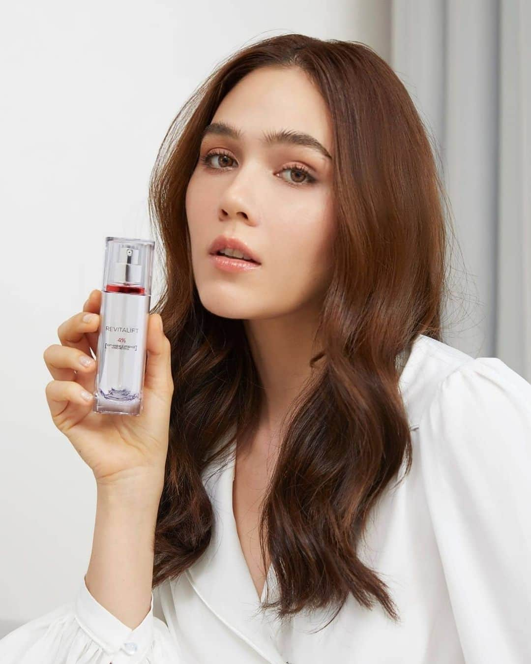 Araya Alberta Hargateさんのインスタグラム写真 - (Araya Alberta HargateInstagram)「#จัดการริ้วรอยอย่างโปร แบบชม ต้อง “L’Oreal Revitalift Pro-retinol Serum” ขวดนี้เท่านั้น! 🎉 ลดเลือนริ้วรอยเห็นชัด และวัดได้เส้นต่อเส้น🧏🏻♀️ แม่ใช้แล้วดีจริง เรื่องริ้วรอยเซรั่มขวดนี้เอาอยู่👍🏻 ต้องลอง!⭐️ #ProRetinolSerum #LOrealParisTH」2月8日 18時47分 - chomismaterialgirl