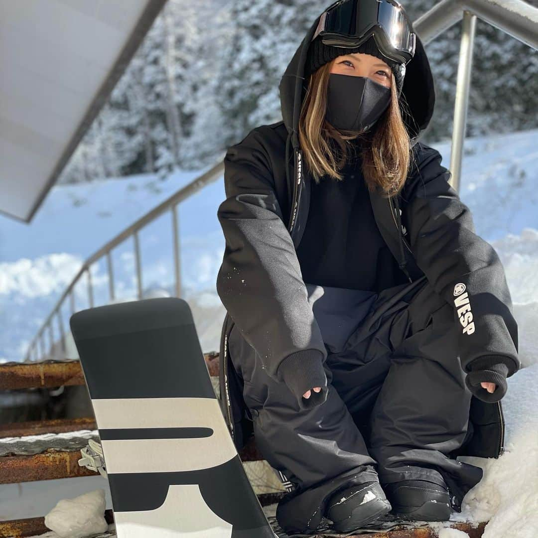 ももさんのインスタグラム写真 - (ももInstagram)「21-22 @vesp_official 🏂❄ 来シーズンのvespもカッコよくて可愛い🖤💜 予約や、販売日などインスタで告知 していくのでぜひチェックしてね!! ＊ サイズ感を参考にして下さい⬇️ 🙋🏻‍♀️身長155cm 体重43kg 写真着用サイズは男女兼用Ｍサイズ ＊ #スノーボード #スノーボード女子 #グラトリ  #グラトリ女子 #グラギャル #湯の丸スキー場 #011girl #011doublefly #doublefly #vesp #011artistic #conceit #momo5style #94_95 #20_21 #ともおシスターズ #コーデ #21_22 #011コーデ」2月8日 18時48分 - momochan312