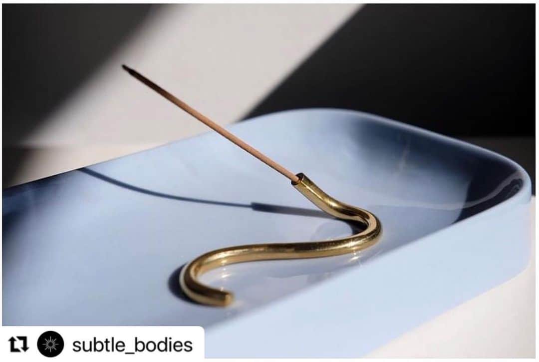 のインスタグラム：「Next Arrival: Subtle Bodies   2/10(wed) Release   オーストラリア、メルボルン発のお香ブランド。 Subtle Bodiesのお香は、世界中からサステイナブルな環境で作られた原料のみを厳選。 原料は２種類の木だけ、香りをつくる香木と、スティックの形状を保持する”つなぎ”となる木のみで作られたシンプルでミニマルなお香です。  売上の1％が地球環境の向上を支援する「1% for the Planet」という団体に寄付されます。  #subtlebodies  #sister_tokyo #incense   #Repost @subtle_bodies with @make_repost ・・・ Brass incense holder. Photo by @thisisforbrenna」