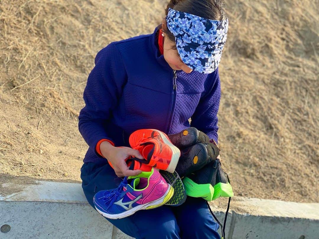 のインスタグラム：「今日のお仕事はシューズと撮影✨👟✨  昨日はポカポカ暖かかったので、今日もそうだと良いなぁ…と思ったけど、  さっ、  さっ、  さっっっ、  さみぃー❄️❄️❄️  気温の変化激しす😂😂😂  身体の芯から冷えたゼ🥺 こんな日はあったかお風呂だぁーい♨️  体調管理をしっかりしつつ、元気に過ごしていきましょうね🙌  しかしシューズは奥深く楽しい☺️ 同じ靴でも、 どれも個性があって本当に面白い‼️‼️‼️  また公開になりましたらお知らせしますね☀️  #ランニング #シューズ #撮影 #love  #running #shoes #NIKE #BROOKS #asics #MIZUNO #Vibram #run #走る #靴 #ギア #アイテム #奥深い #面白い #🏃‍♂️ #👟 #😆 #☀️ #❄️ #✨ #☺️」