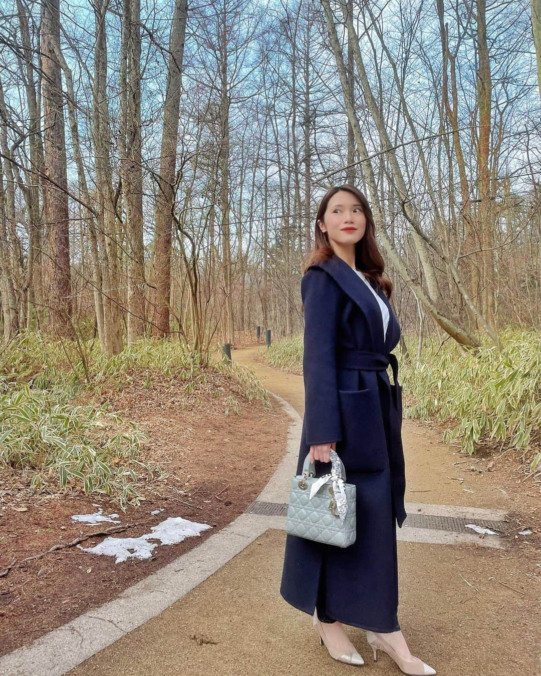 ちゃぴたんのインスタグラム：「I went to harunireteracce in Karuizawa. I got a long coat for the first time this year. It elevate my style🥰  軽井沢のハルニレテラスに行ってきた❤️ ロングのコートは今年購入したもの🥰エレガント意識😂  Coat: @estnation_jp   #ハルニレテラス軽井沢 #ハルニレテラス #エストネーション　#ロングコート　#longcoat  #estnation #karuizawa #軽井沢 #forest #星野リゾート #nature #ladydior #レディディオール #ootd #今日の服　 #長野県　#長野　#nagano #長野モデル　#長野県モデル  #code #me #likeforlike #lfl #いいね返し #instagood #フォロワー増やしたい #フォロワー募集中　#おしゃれさんと繋がりたい #fashion」