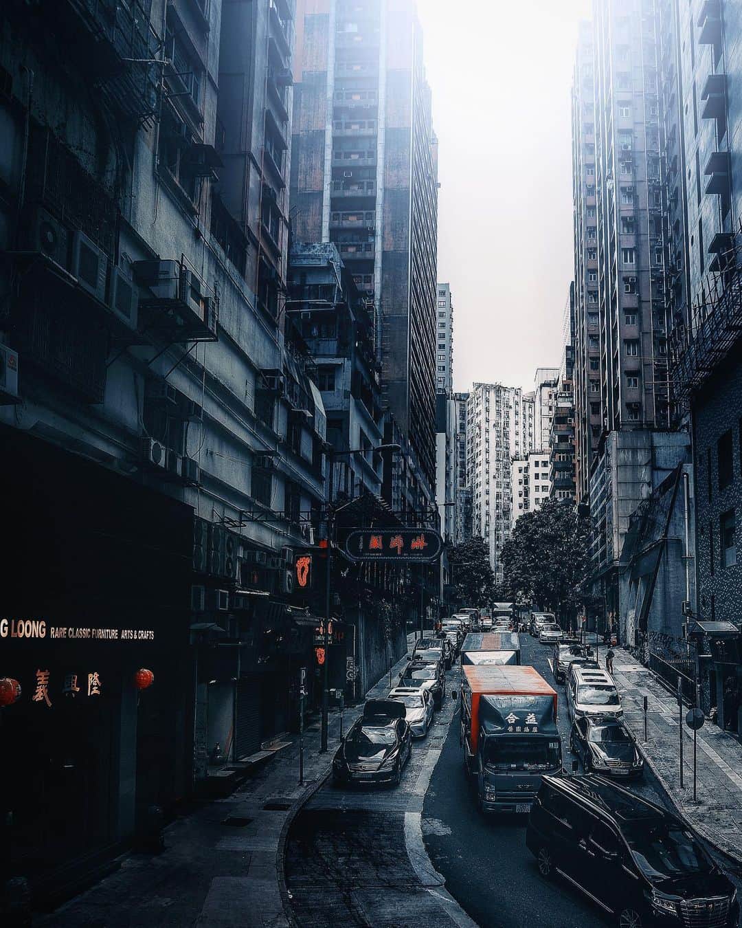 HAYAMI HANNAH ハナさん ど田舎のインスタグラム：「Central, Hong Kong 🇭🇰  Using my Preset.  Have a nice time !   プリセットをコツコツと！ 自作プリセットです↑ 香港の脇道です、香港島。  ⁣  ⁣ .⁣ .⁣ .⁣ .⁣ .⁣ #citykillerz #hayamihannah #urbanstreetphotogallery #homekong #ighk #ilovehongkong #streetfinder #instahk #hongkongtrip #streetclassics #lensbible #streetleaks #awesomehongkong #hongkonglife #selfquarantine #hklife #discoverhk #hongkongtravel #discoverhongkong #moodyfilm #fromwhereidrone #citygrammers #bcncollective #hongkongstyle #streetclassic #streetmobs #hongkonger #pbhk #bevisuallyinspired #picsofhk」